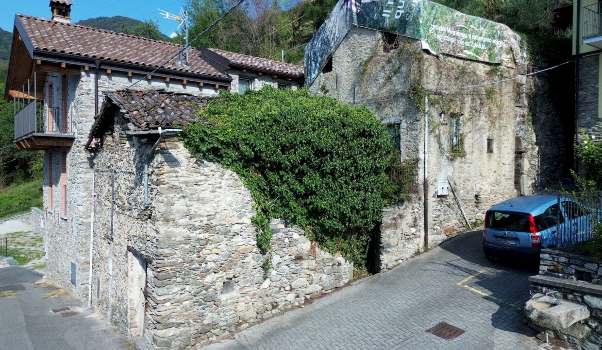 Lago di Como – Domaso | Rustico in pietra da ristrutturare con spettacolare vista lago – € 220.000