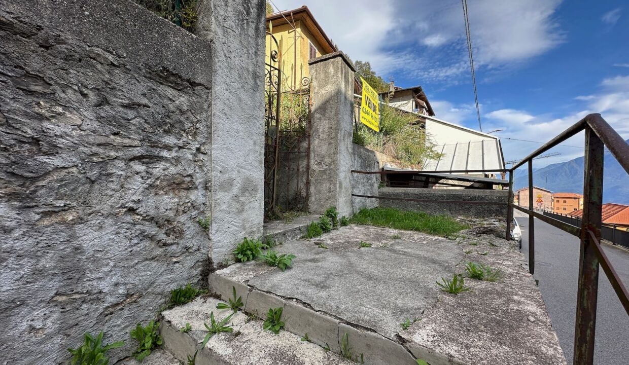 Casa Indipendente Dongo Collinare con Terreno