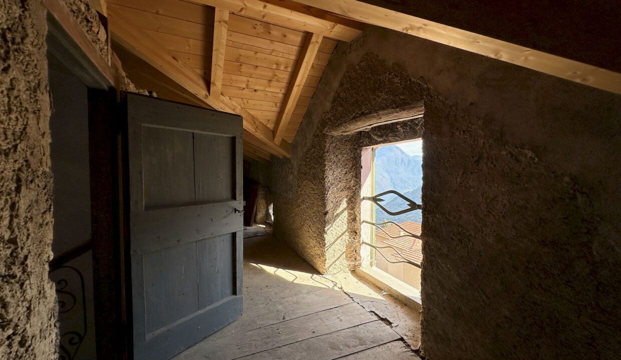 Casa Indipendente Dongo Collinare con Terreno