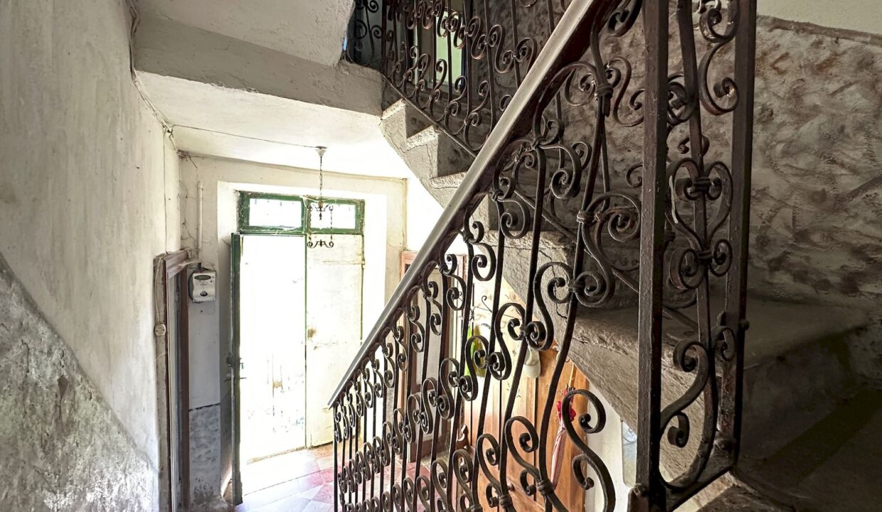 Casa Indipendente Dongo Collinare con Terreno