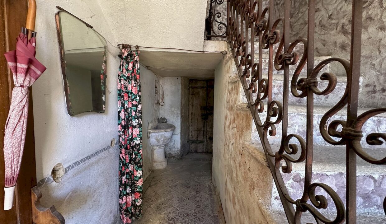 Casa Indipendente Dongo Collinare con Terreno
