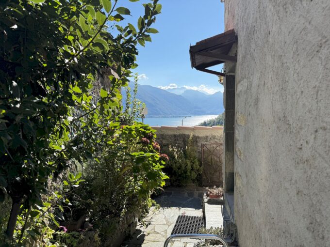 Musso Casa con Terrazzo Vista Lago