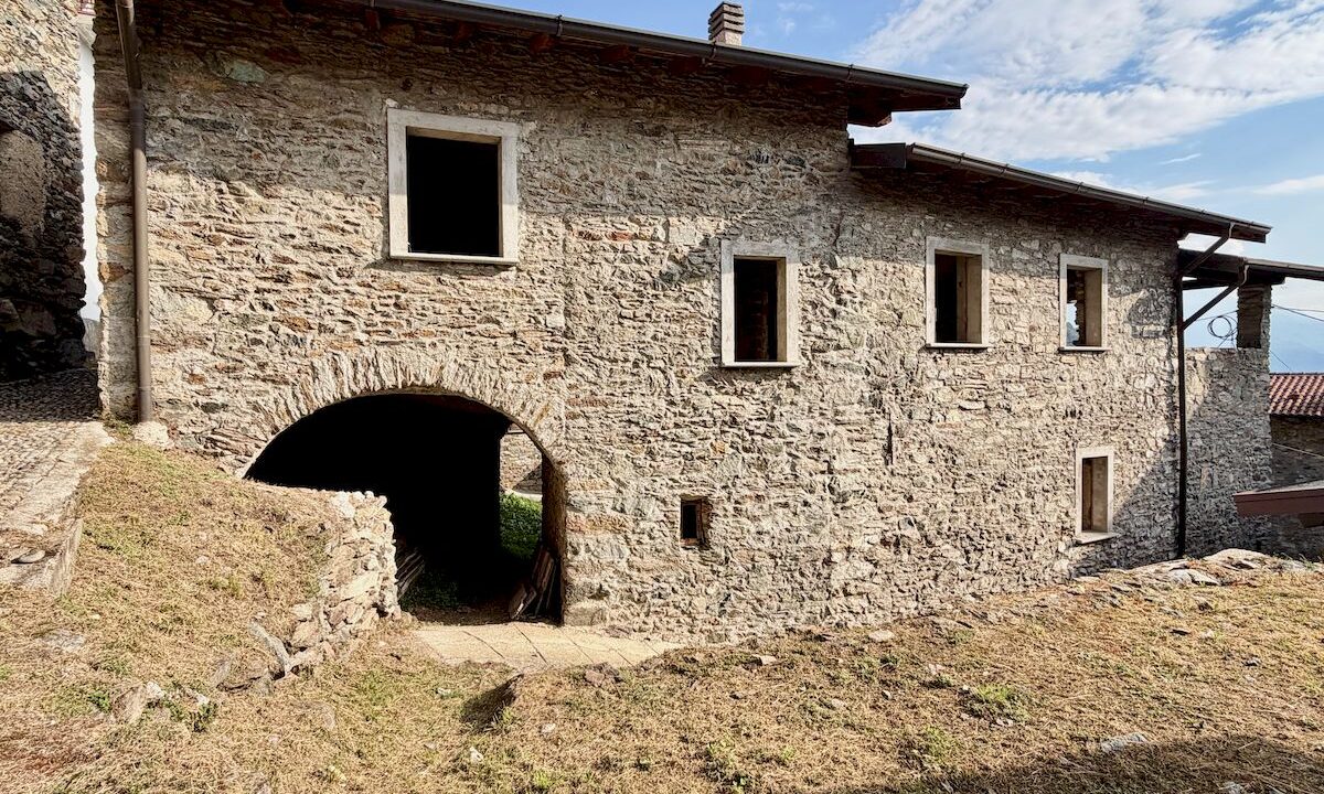Gravedona ed Uniti Rustico Indipendente con Giardino