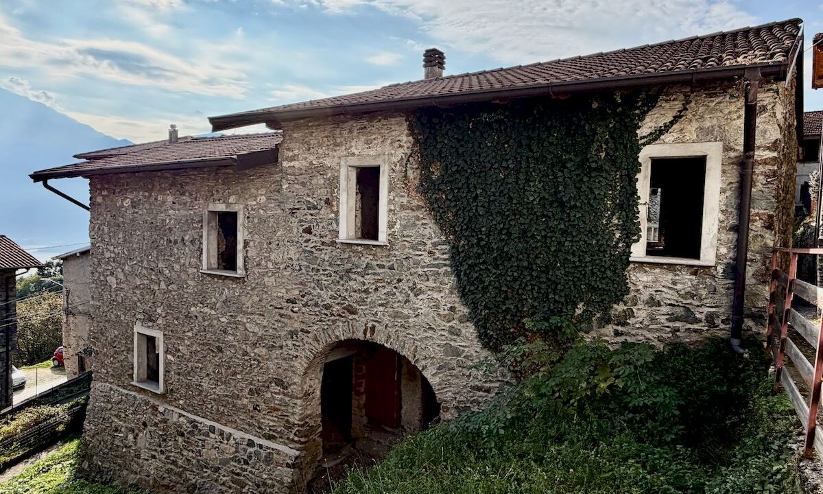 Gravedona ed Uniti Rustico Indipendente con Giardino