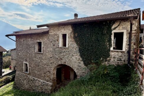 Gravedona ed Uniti Rustico Indipendente con Giardino