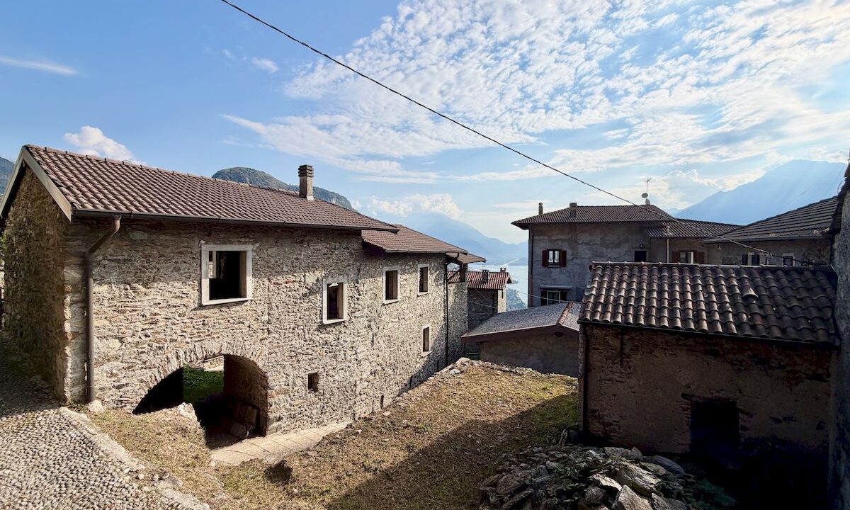 Gravedona ed Uniti Rustico Indipendente con Giardino