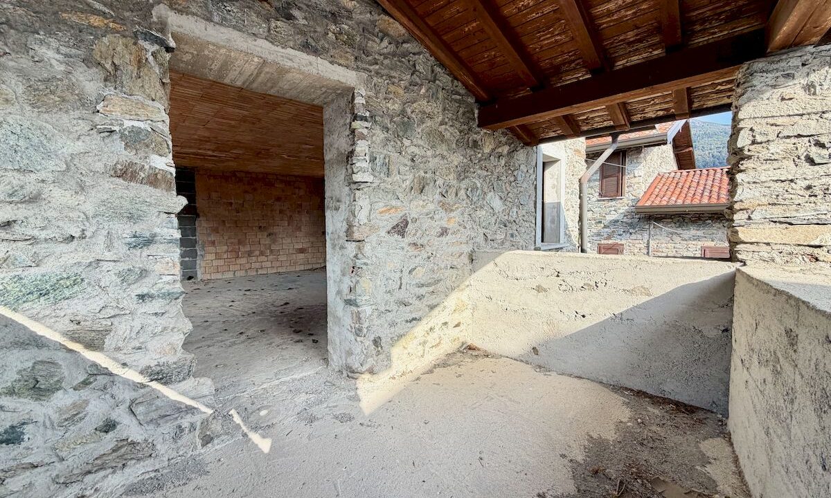 Gravedona ed Uniti Rustico Indipendente con Giardino
