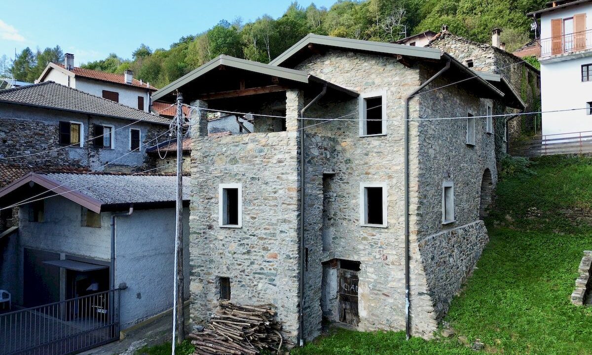 Gravedona ed Uniti Rustico Indipendente con Giardino