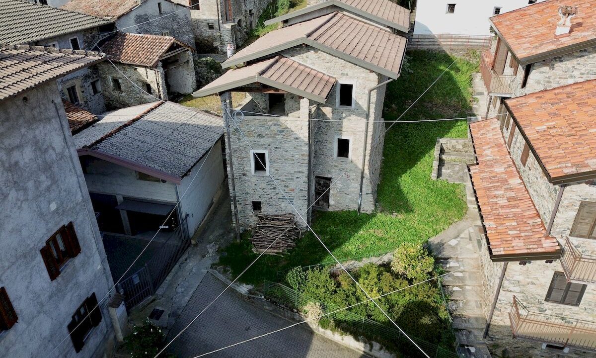 Gravedona ed Uniti Rustico Indipendente con Giardino