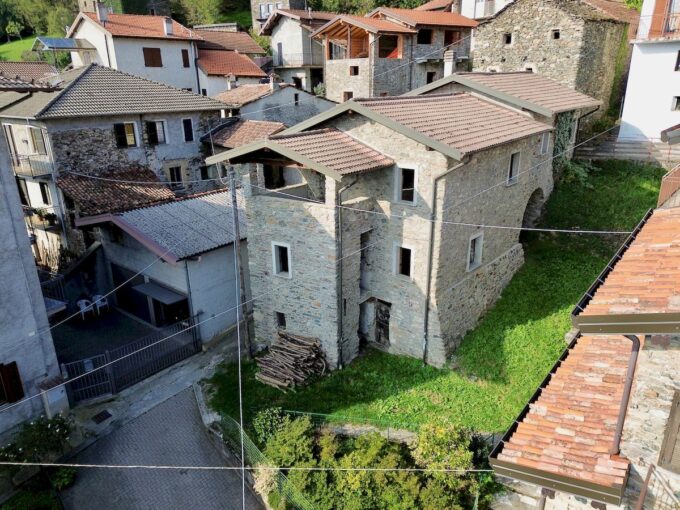 Gravedona ed Uniti Rustico Indipendente con Giardino