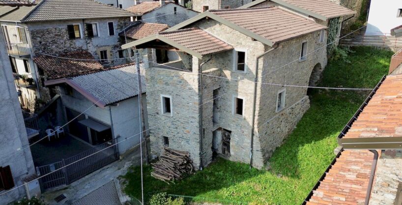 Gravedona ed Uniti Rustico Indipendente con Giardino