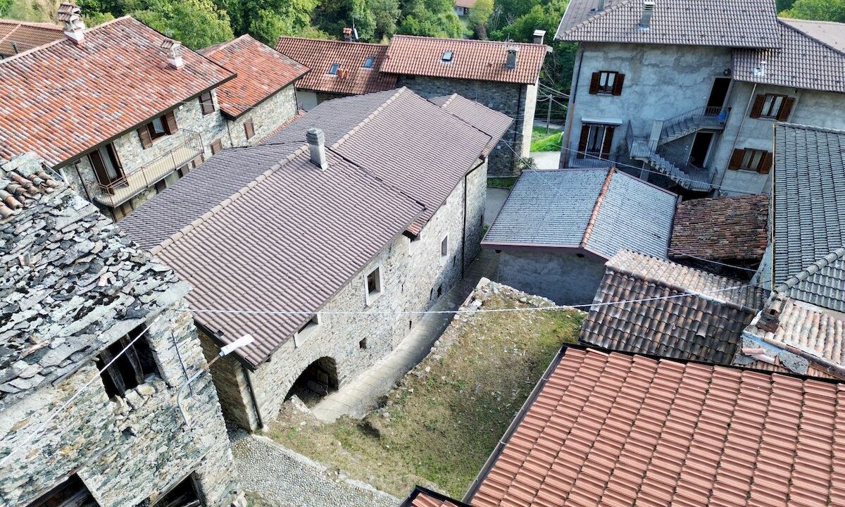 Gravedona ed Uniti Rustico Indipendente con Giardino
