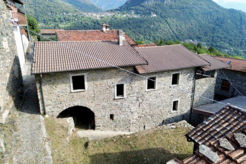 Gravedona ed Uniti Rustico Indipendente con Giardino